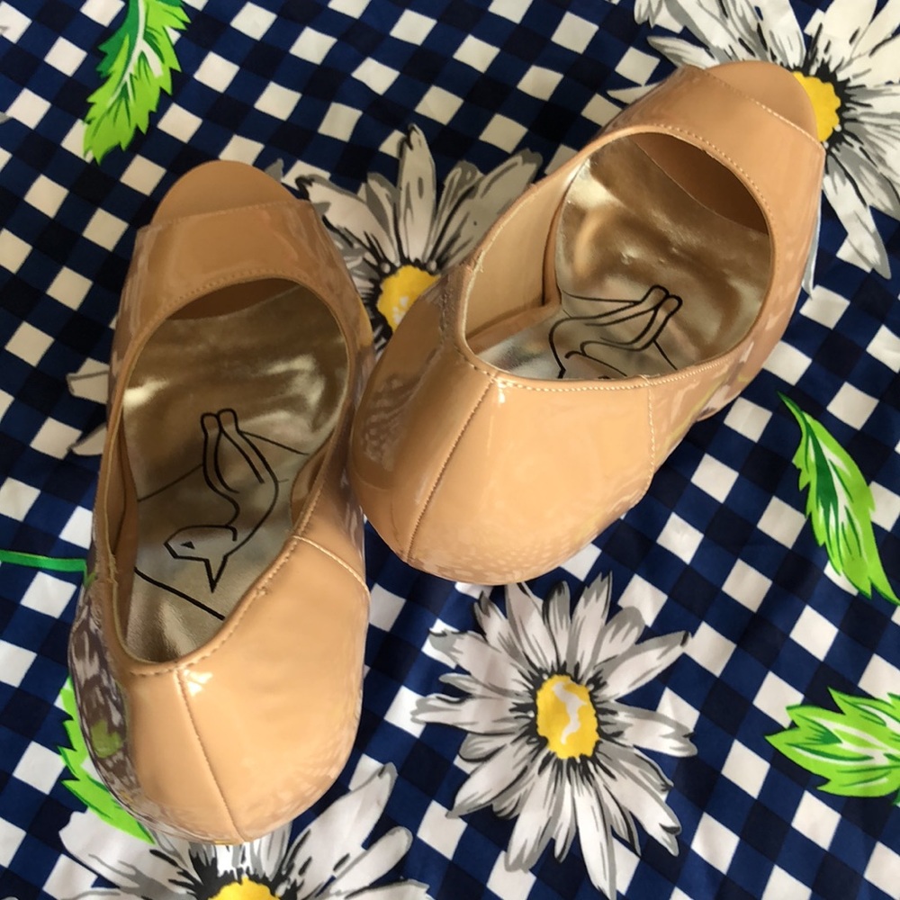 Very Elegant…dare to impress Baby Phat stilleto with front silver trims - Picture 4 of 8